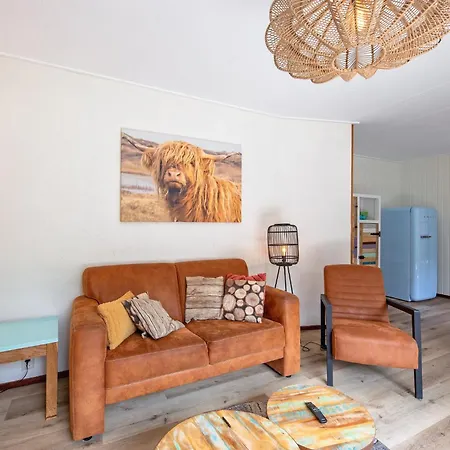 Casa de Férias Cozy In With Hot Tub Den Burg