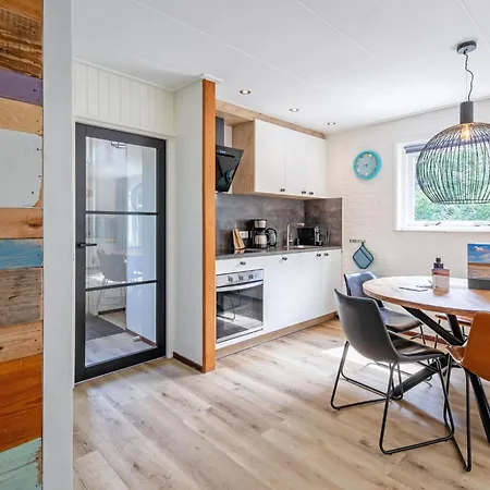 Cozy In With Hot Tub * Den Burg