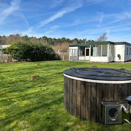 Cozy In With Hot Tub Dom wakacyjny Den Burg